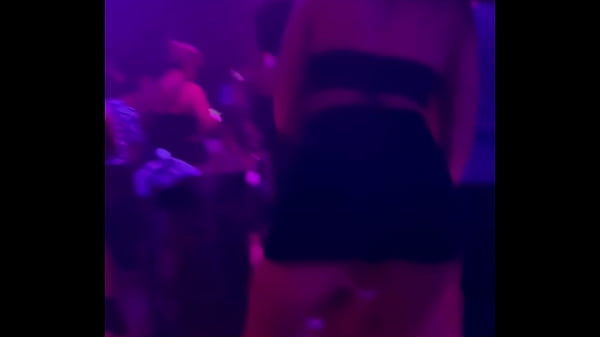 Minha Mulher, Usando Mini Saia Bem Curtinha Dançando Em Uma Balada De Uberlândia E Mostrando A Bundinha