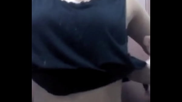 Chica Muestra La Teta
