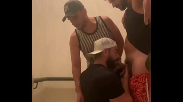 SEXO EM PÚBLICO. 3 MACHOS FODEM ARDENTEMENTE NA ESCADA DE EMERGÊNCIA DO CONDOMÍNIO ( COMPLETO NO RED E SUBSCRIÇÃO)