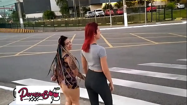 Duas Safadas Nuas Na Rua E Se Pegando Em Frente Ao Shopping - Pernocas - Emi Rippi
