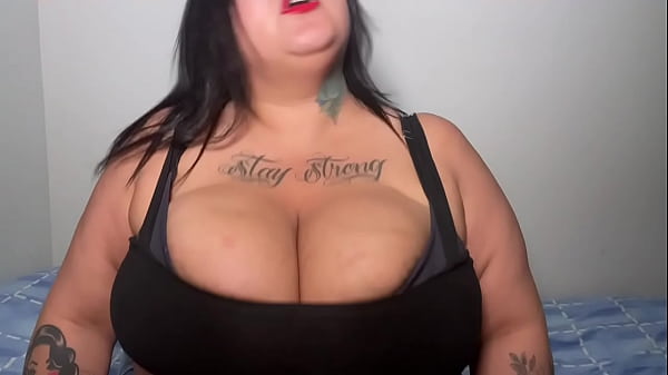 Peituda Exibindo Seus Enormes Seios - Mary Jhuana