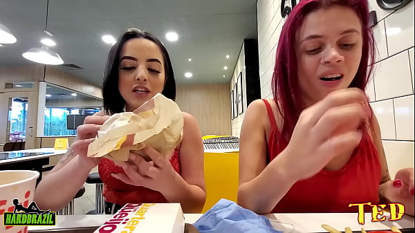 Duas Novinha Resolvem Aprontar Dentro Do McDonald's E Tiram Os Peitos Pra Fora - Duda Pimentinha