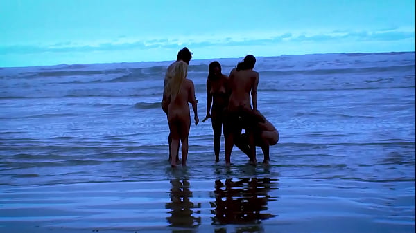 Casais Fazer Orgia Em Plena Luz Do Dia Em Praia Publica