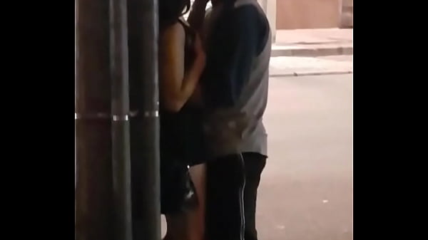EMO BEIJA CHINESA E MORDE O BEIÇO