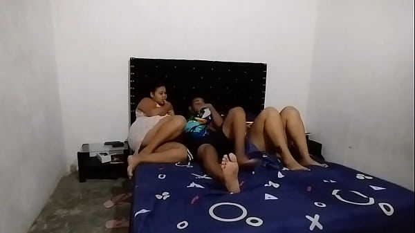 El Dia De Halloween Y Termino En Un Delicioso Trío Con Mi Padrastro Y Mi Amiga