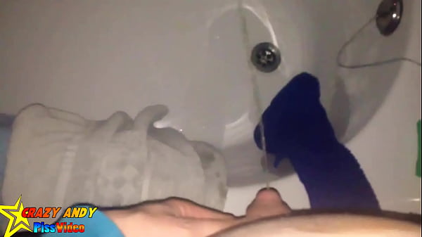 Andy Pisst Einfach In Die Badewanne Der Besten Freundin (heimlich)