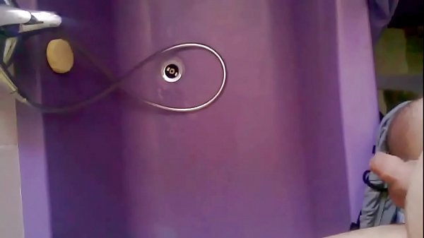 Heimlich In Die Badewanne Gepisst