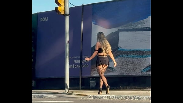 Jacqueline Fotografando Pelas Ruas Com Movimento