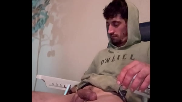 Estaba Fumando Un Cigarro En El Patio Y Salió Un Video Con Rapa De Trabajo Tocándome My Buena Polla