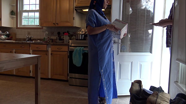 British Delivery Boy Gets Ass Licking From Arab Cougar