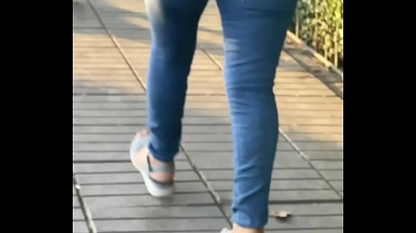 Nalgona Latina En Jeans