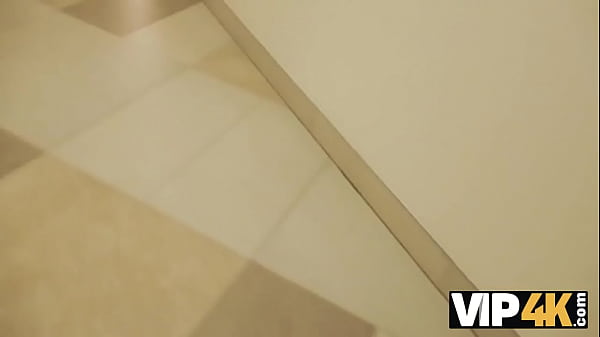 VIP4K. Hunter Si Scopa Una Splendida Rossa Nel Bagno Pubblico