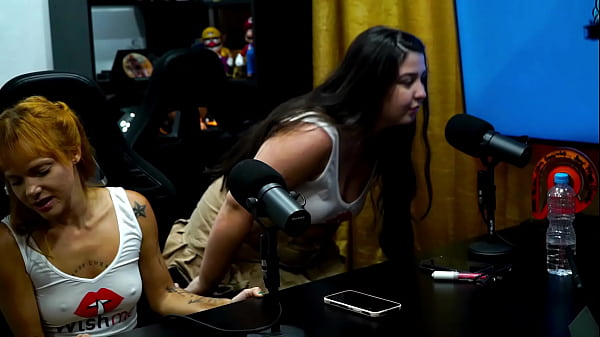 As Duas Gostosas Mostraram A Calcinha E Ficaram Morrendo De Tesão No Meio Do Podcast! - Alexa Araujo & Flora Vip