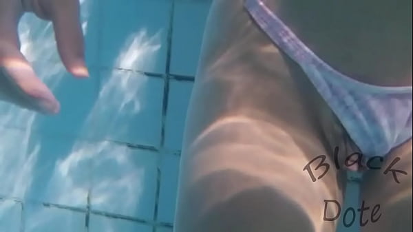 Greluda Gostosa Exibindo A Bucetinha Na Piscina