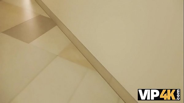 VIP4K. Hunter Si Scopa Una Splendida Rossa Nel Bagno Pubblico