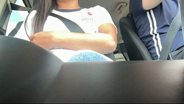 POV ALUNA PEGA CARONA COM CASADO E PAGA BOQUETE NO CARRO E LEVA GOZADA NA BUNDA