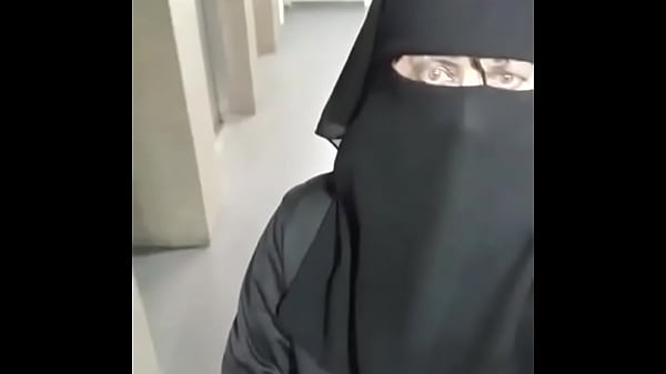 Musulmane Nue Sous Son Niqab Dehors