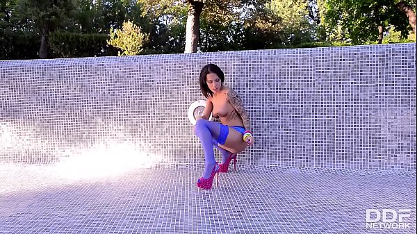 Nikita Bellucci Will Service Your Mind With Smoking Peak!