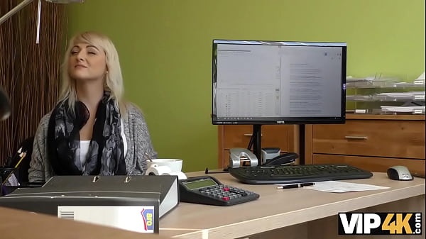 VIP4K. Dulce Nena Da Mariquita Para Perforar A Un Agente De Préstamos Travieso