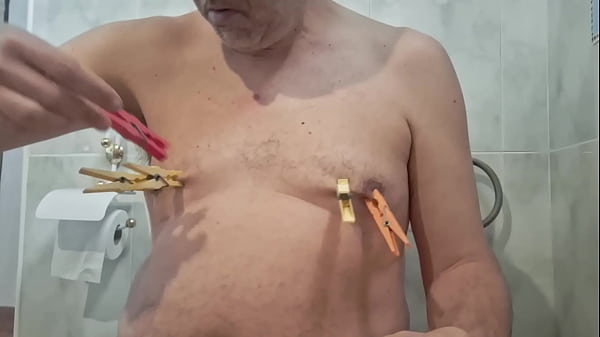 Yequis Se Hace Daño Con Las Pinzas De Tender