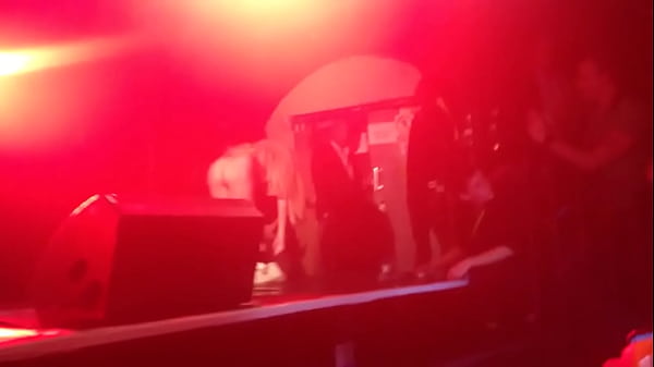 Lady-Gaga-Tirando-Roupa-Show
