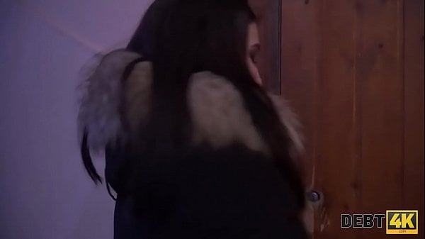 DEBT4k. La Directrice Du Club De Nuit Monica Juicy Vend La Chatte