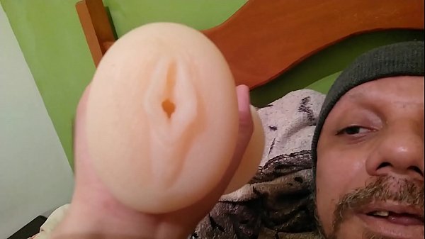 MOSTRANDO COMO É O CU E A BUCETA DE UMA BONECA INFLAVEL