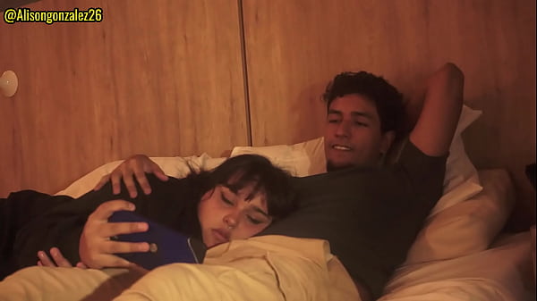 Mirando Una Pelicula Con Mi Hermanastro Y Sin Querer Me Trague Su Pene(Casi Nos Descubren) ALISONGONZALEZ26 X FANTASIAHARDCORESEX