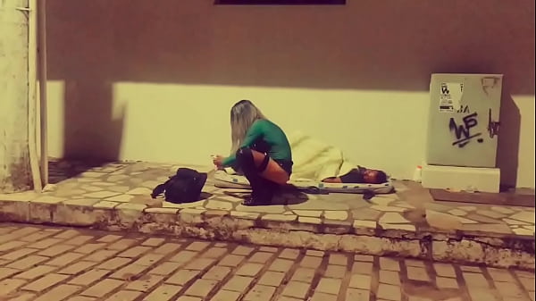 UBER FLAGROU MORADOR DE RUA COMENDO O CUZINHO DA SAFADA NA CALÇADA