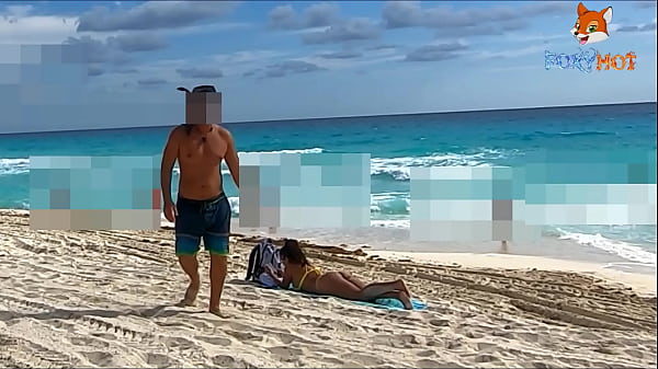 Exhibiendome Un Poco En La Playa, Mostrando Mi Culo En Tanga Y Mis Tetas Al Aire