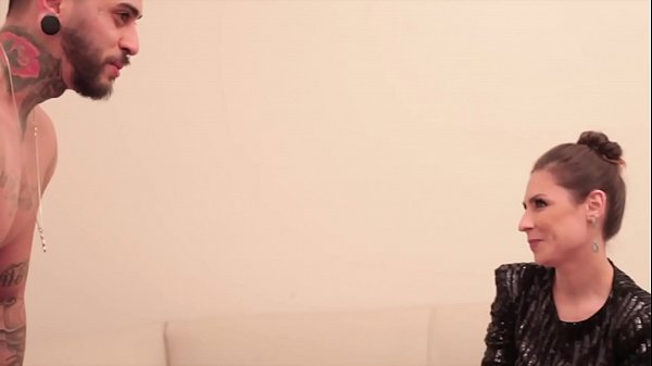 EMME WHITE TESTA ATOR NOVO COM PAU GRANDE E PEDE PARA ELE CHUPAR SUA BUCETA
