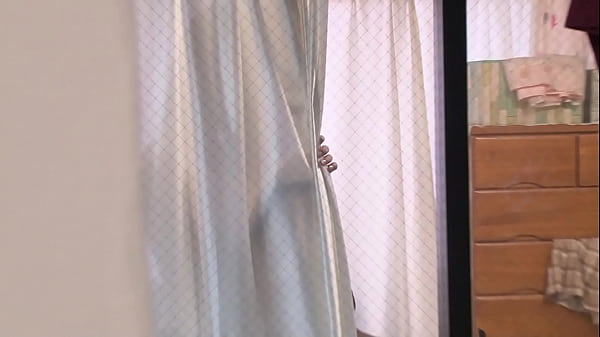 向かいの部屋の巨乳美女をこっそり覗いていると恥じらいながらも誘惑し始め理性を失った僕は誘われるがまま…【パート1】