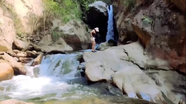 Lilyan Una Ravishing Latina En El Río, Desnuda Y Muy Caliente