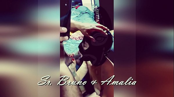 Sumisa Amalia Mamando Con Mascara De Latex