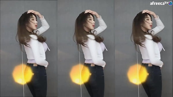 Korean Girl Dancing On Stream