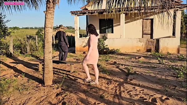 VIR MEU VIZINHO CAPINANDO SEU QUINTAL NO SOL QUENTE E ISSO MIM DEU MUITO TEZAO FUI PEDE AGUA SO DE TOALHA E ELE CAIU DE BOCA NA MINHA BUCETA GOZANDO COM MUITO PRAZER NO MEU CU