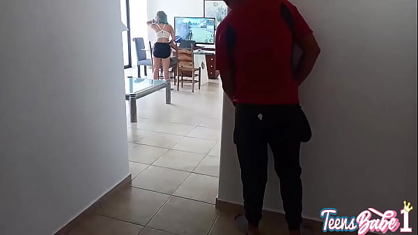Mientras Que Mi Esposo Juega Su Tio Me Coge Duro En La Esquina De La Sala Me Deja Toda Su Leche En Mi Coño