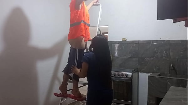 Sexo Con El Albañil!! Me Puse A Obserbar Al Nuevo Albañil Que Realizaba El Mantenimiento Del Techo. Luego Lo Vi Que Estaba Muy Atletico Y Musculoso. Lo Seduje Y Le Mame La Polla,