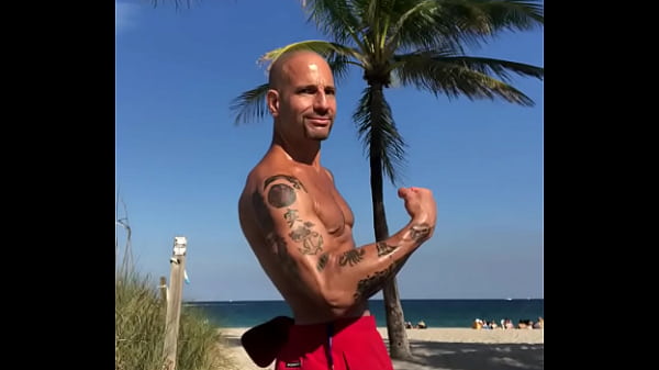 MAXXX LOADZ FLEXING AT THE BEACH