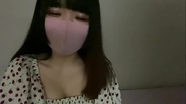 おっぱいがワンピースからはみ出ちゃった…乳首いじいじしながら、深夜のこっそりオナニー