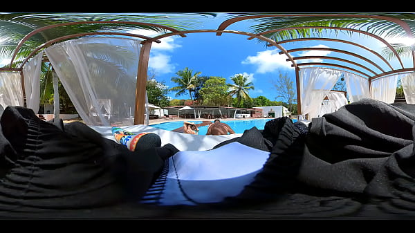 Casal Nu Na Beira Da Piscina