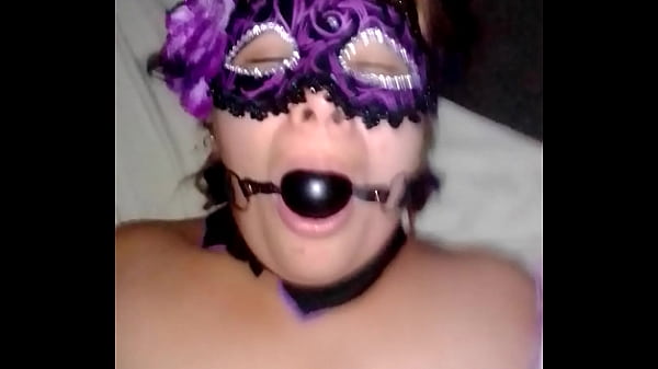Amordazada Con Pinzas En Los Pezones BDSM