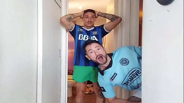 Machos Desempatan Por Penales En Culo De Pasivo Culon - Twink Con Dos Activos Dominantes - Trio Bareback - Rica Cojida A Pelo Con Twink Culon - Le Hacen La Doble A Un Pasivo