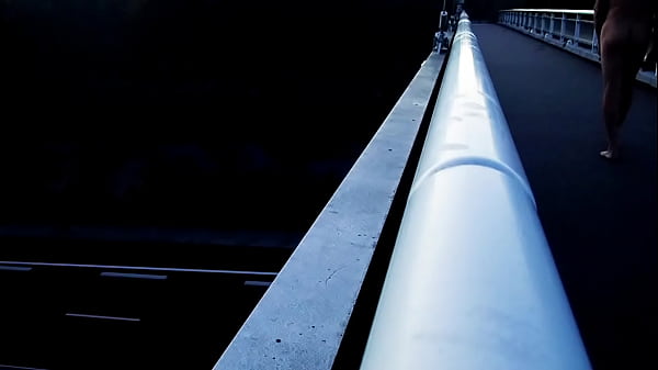 Exhib Sur Passerelle Au Dessus De L'autoroute