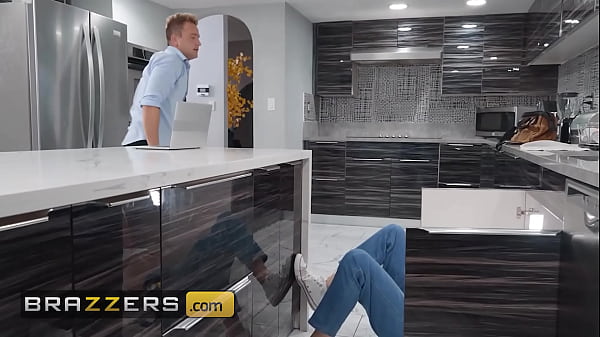 BRAZZERS - Steamy Hot Handywoman Kaylee Ryder Visits Van's House To Fix His Dive But Ends Up Fixing His Prick