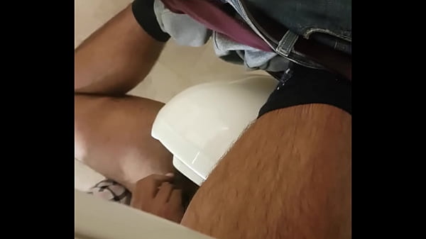 Espiando En El Bano