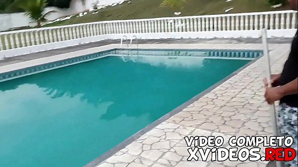 Limpador Da Piscina Chegou Pra Receber O Pagamento E Teve Que Receber De Outra Forma Por Que A Loira Casada Não Tinha Dinheiro - Ines Ventura - Leo Ogro