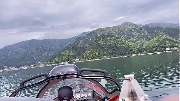 ミニスカートを履いて山梨県河口湖でボート体験