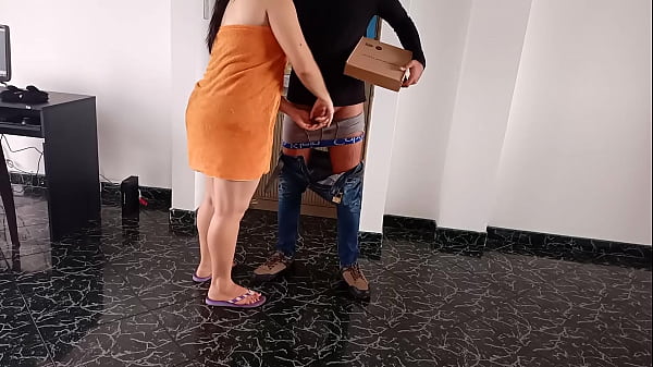 Accidentalmente Me Follo Al Repartidor Cuando Mi Marido No Esta En Casa: El Me Dice Que Le Pague Pero Como No Tengo Dinero Le Doy Una Buena Mamada