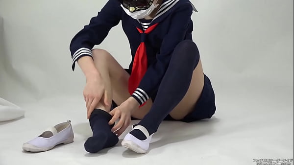 Les Packs Enlèvent Leurs Chaussettes Et Mettent Leurs Chaussures Pieds Nus